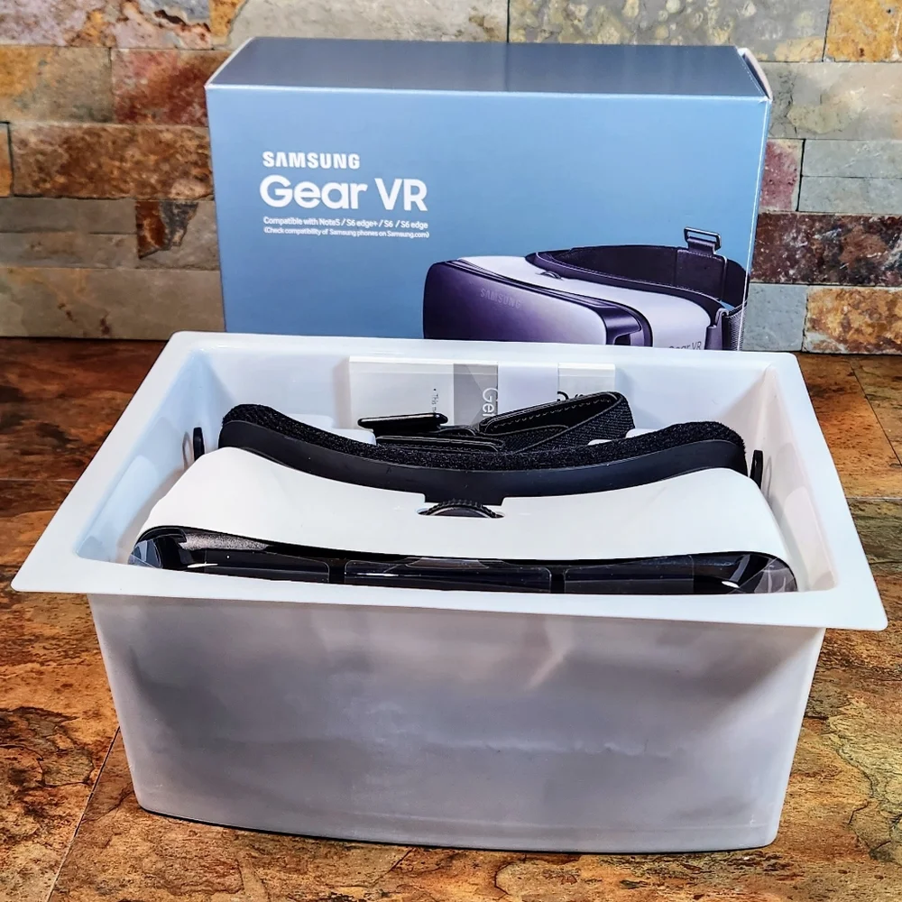 Samsung Gear VR Headset • Powered By Oculus • Fits Older Cell Phones